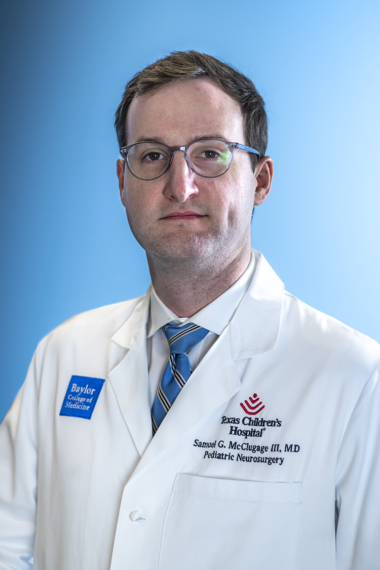 surgeon_trey_mcclugage_portrait_20200922_photo_by_phil_steffek_tcb0188_e1_5x75_150dpi_.jpg